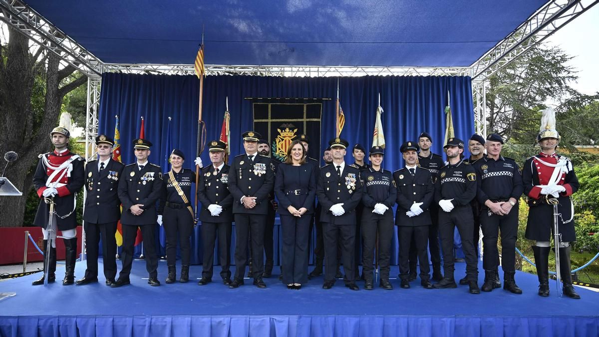 València reconoce a los agentes de Policía que colaboran en la 'dana Adam' y actuaciones en violencia de género