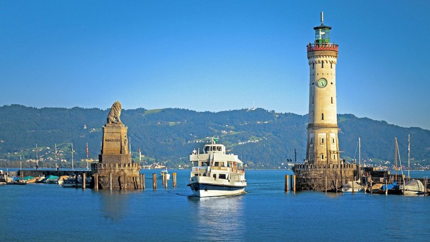 Un vapor histórico hace su entrada en el puerto de Lindau.