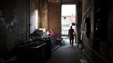 El Gobierno de Barcelona ha presentado esta mañana una batería de medidas para evitar la irregularidad sobrevenida. / Edu Bayer