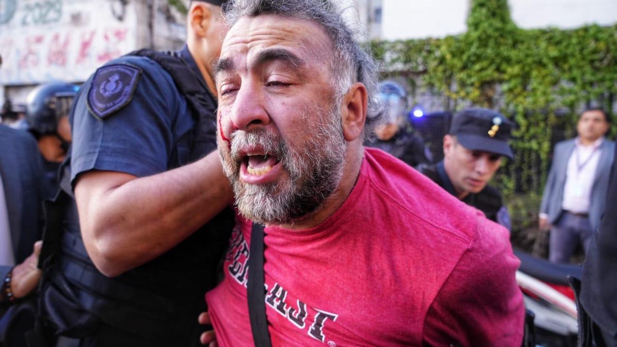 La policía atacó a un camarógrafo previo a la sesión, cuando Greenpeace estaba llevando a cabo una protesta contra la reforma de la ley de Glaciares