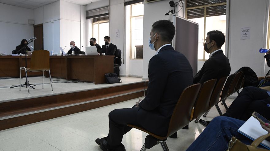 Los futbolistas Santi Mina y David Goldar ofrecieron a la víctima 400.000 euros por cambiar su relato