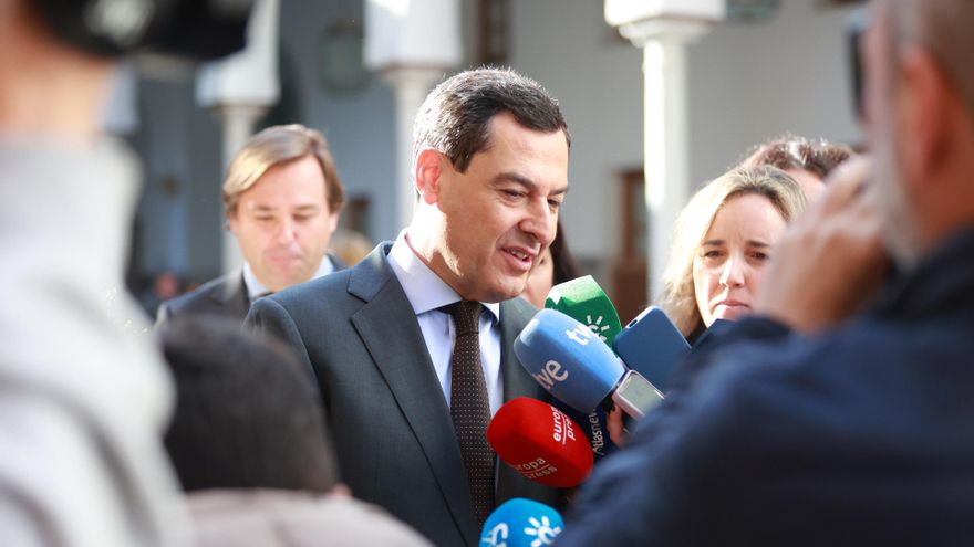 El presidente de la Junta de Andalucía, Juanma Moreno, atiende a los medios en el pleno del Parlamento andaluz. A 18 de diciembre de 2025, en Sevilla (Foto de archivo).