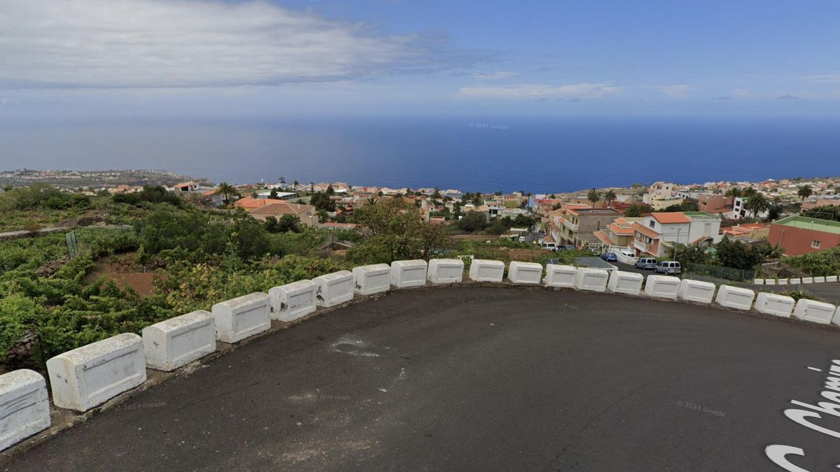 Fallece un conductor de 78 años tras salirse de la vía y caer desde varios metros en Tenerife