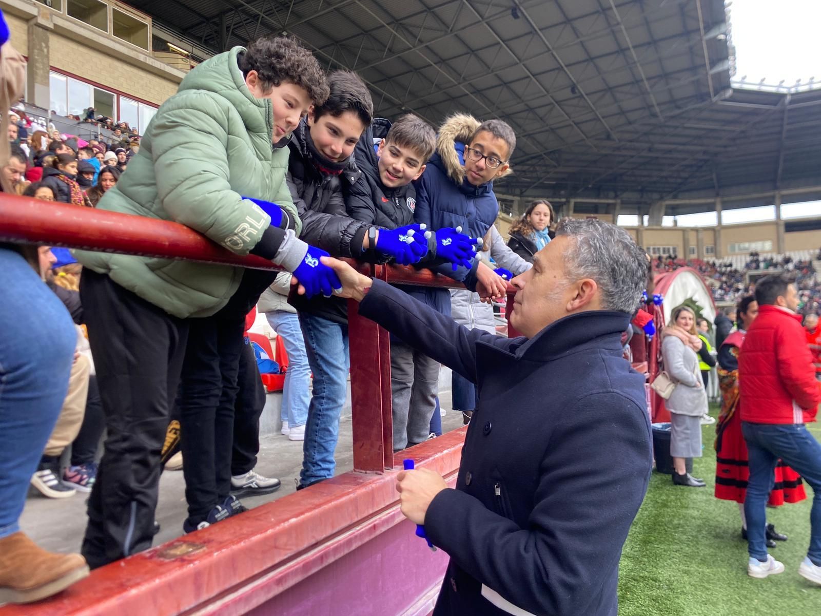 El alcalde saluda a los niños