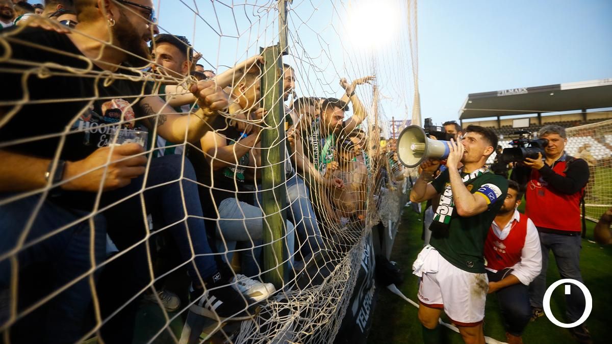 Javi Flores celebrando el ascenso en Mérida 