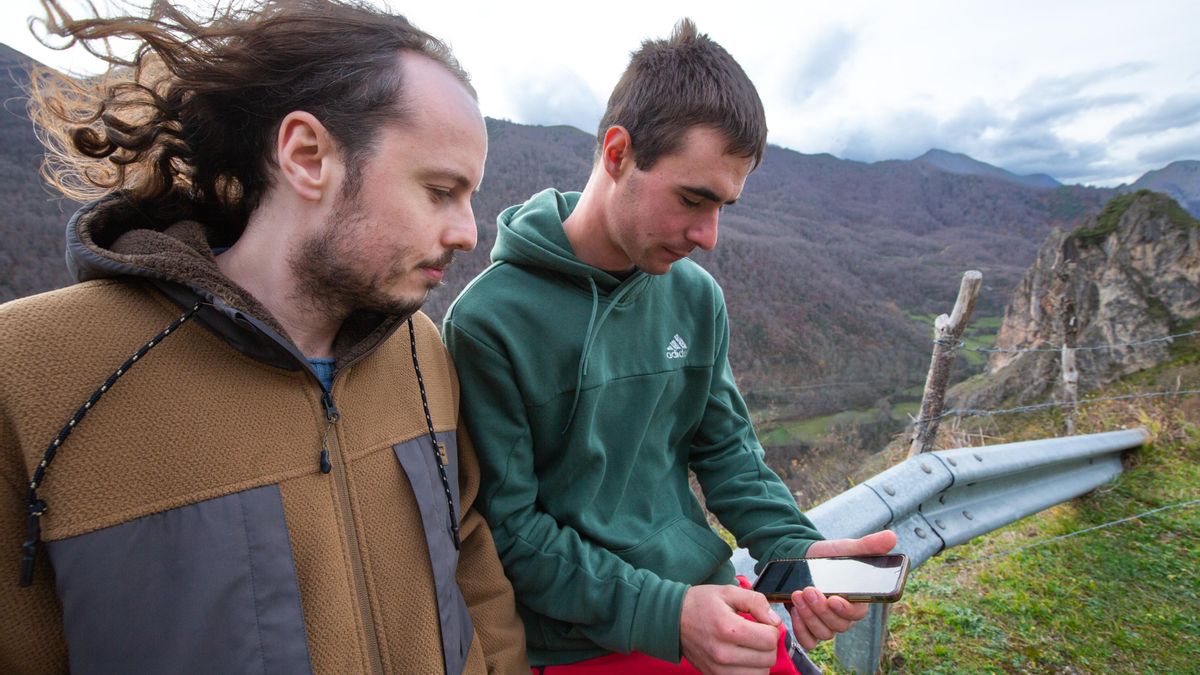Emilio Tereñes, técnico de CTIC, junto a Borja Riesgo, ganadero, en los montes de Somiedo