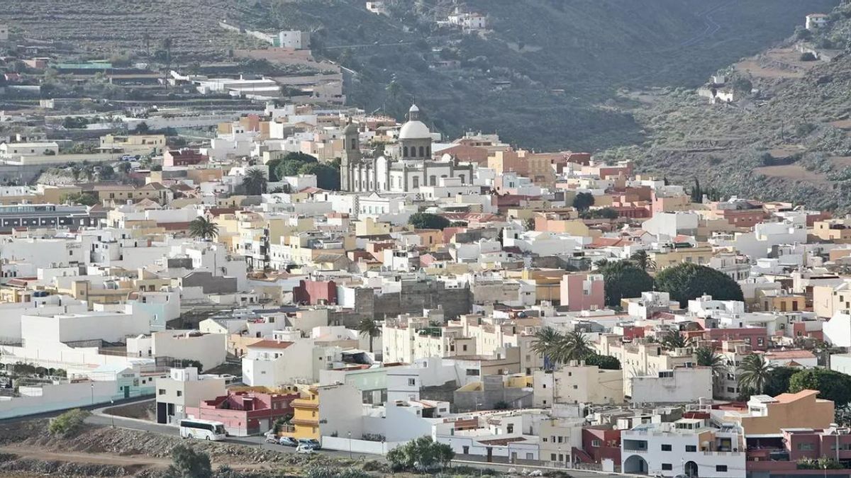Viernes con pocas nubes, temperaturas de hasta 30 grados y rachas fuertes de viento en Canarias
