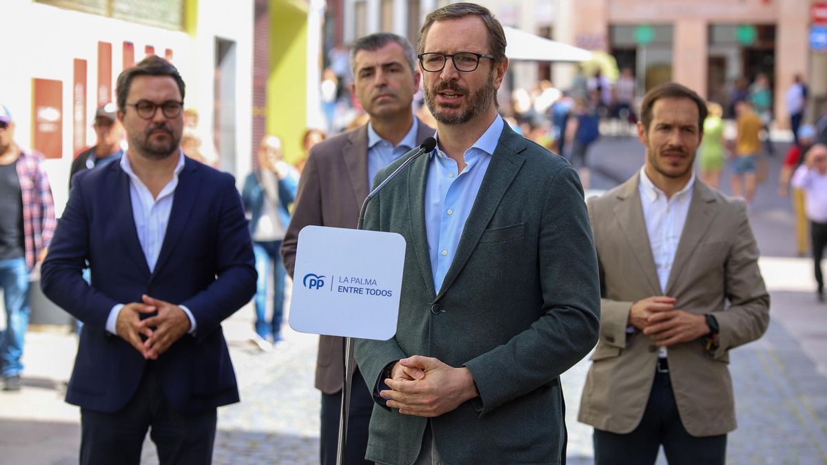 El portavoz del PP en el Senado, Javier Maroto (delante), ha acompañado este miércoles en La Palma a los candidatos del partido a alcalde de Santa Cruz de La Palma, Asier Antona (i); a renovar como presidente del Cabildo, Mariano Hernández Zapata (d); y a presidente de Canarias, Manuel Domínguez (c). EFE/Luis G. Morera