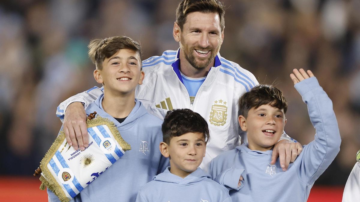 La alegría de Messi en el Monumental, junto a sus hijos Thiago, Ciro y Mateo.