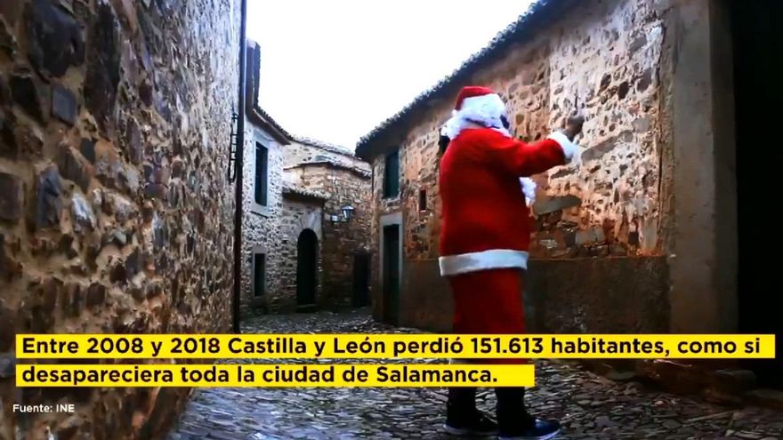 Imagen del spot de Jóvenes de Castilla y León con Papá Noel desesperado sin cobertura en Castrillo de los Polvazares.