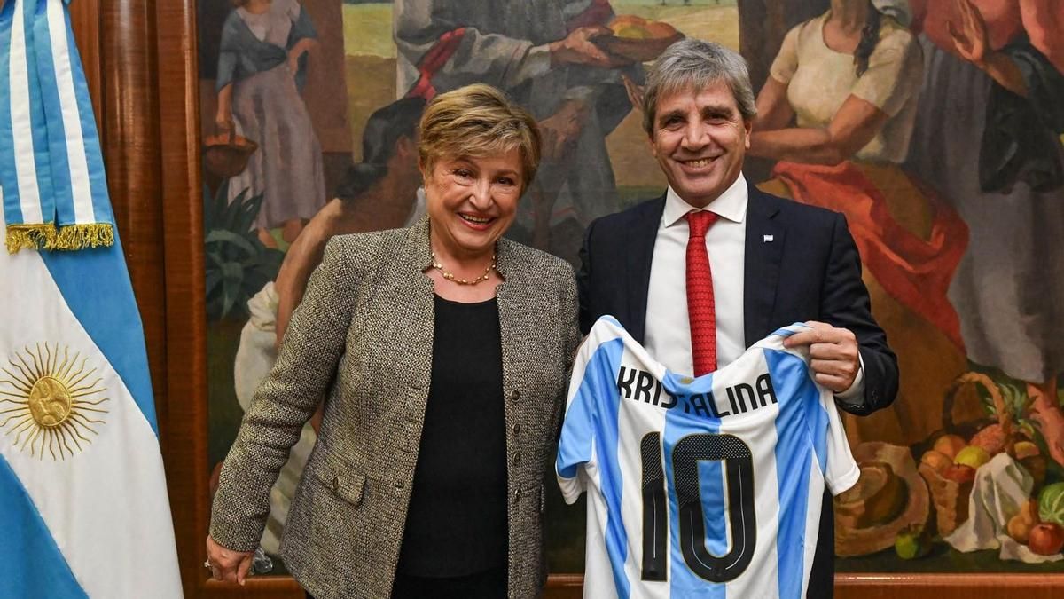 Entre la motosierra y una camiseta de la Selección: así fue el primer día de Georgieva con Milei