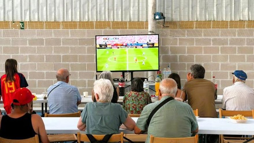 Varias personas evacuadas por el incendio de La Mierla, en Guadalajara, siguieron la final del Mundial de Fútbol en el polideportivo de Humanes, donde se instalaron televisores