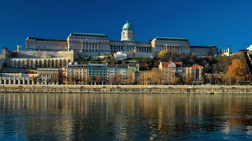 La mole del Castillo de Buda desde el Danubio.