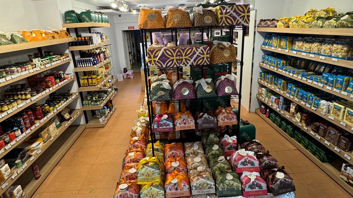 Interior de la tienda, con más de 40 variedades de panettone y otros productos de origen italiano