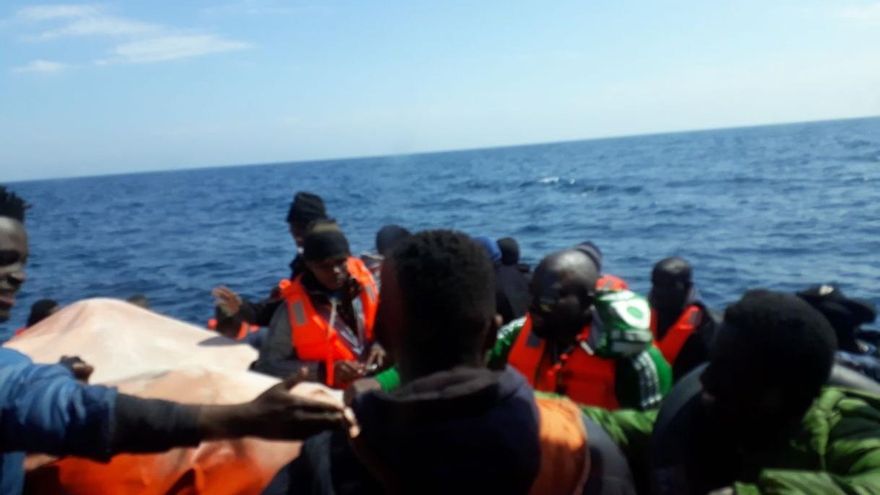 Trasladan a puerto a 162 personas que ocupaban cuatro pateras, y rescatan otra con 56 personas