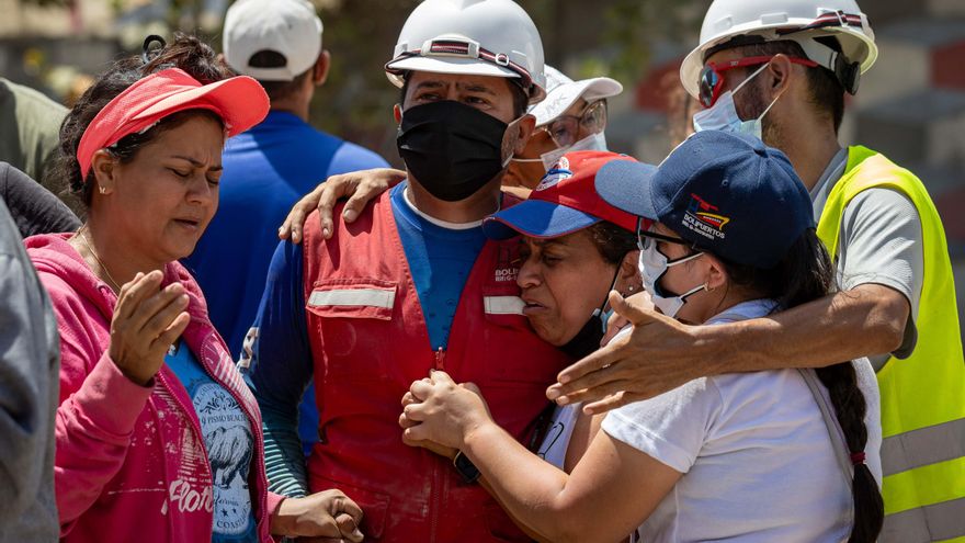 Personas durante las labores de búsqueda en La Guaira. EFE/ Ronald Peña R