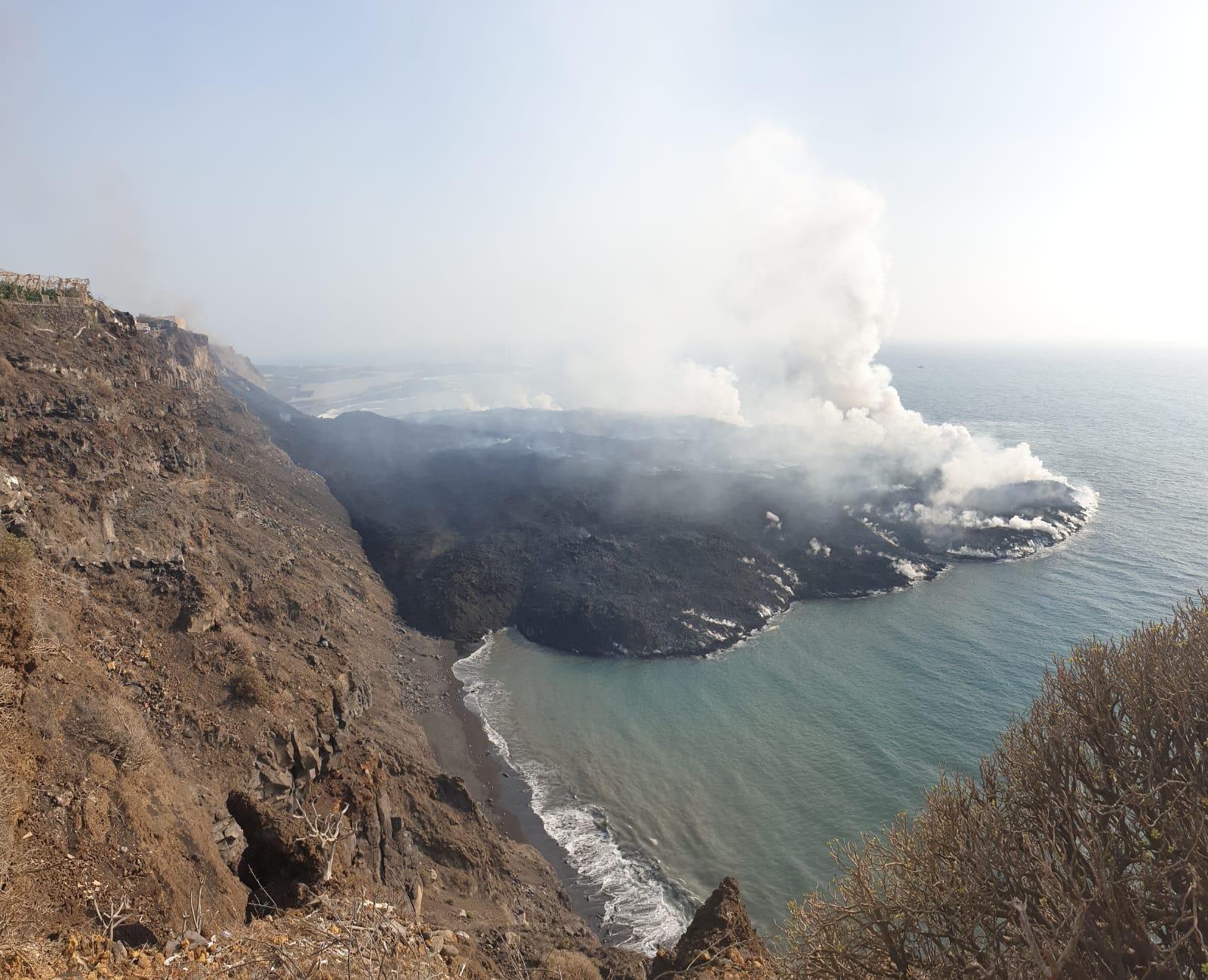 Imagen de la fajana que la lava  del nuevo volcán está formando en la costa de Tazacorte, a la altura de la Playa de Los Guierres. / IGN