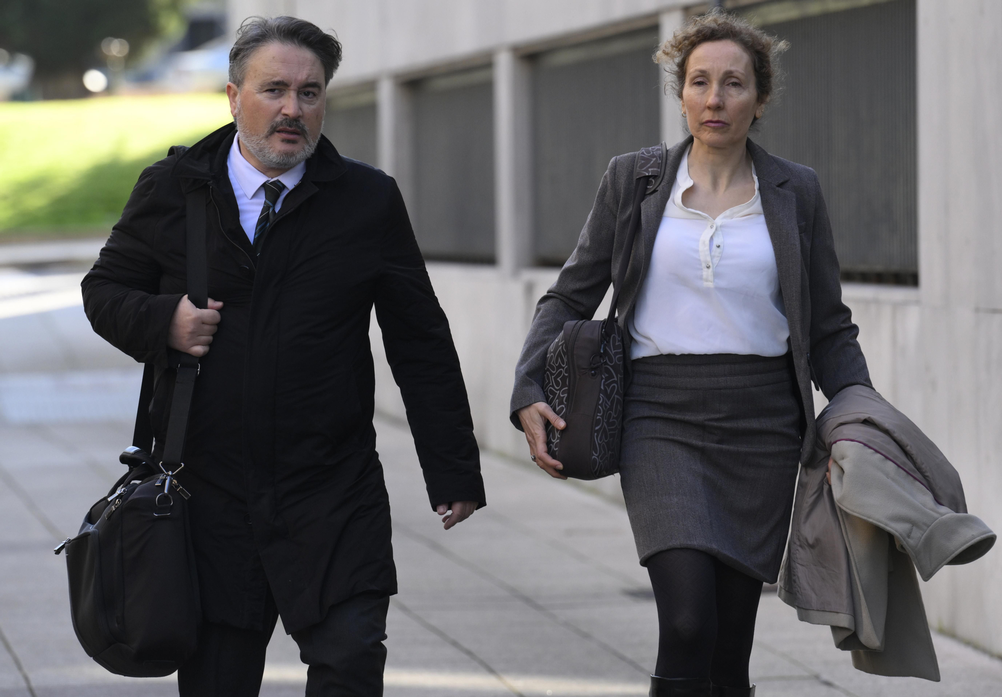 Los abogados Javier Guillermo Muñoz y Elena González a su llegada a la sede de la Audiencia Provincial de Asturias, en Oviedo, este jueves.