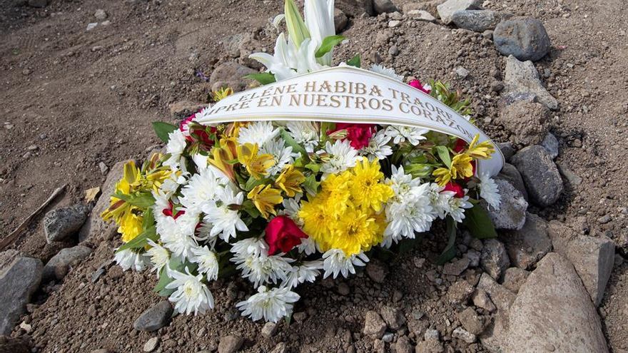 Un montoncito de tierra canaria para despedir a la pequeña Eléne Habiba