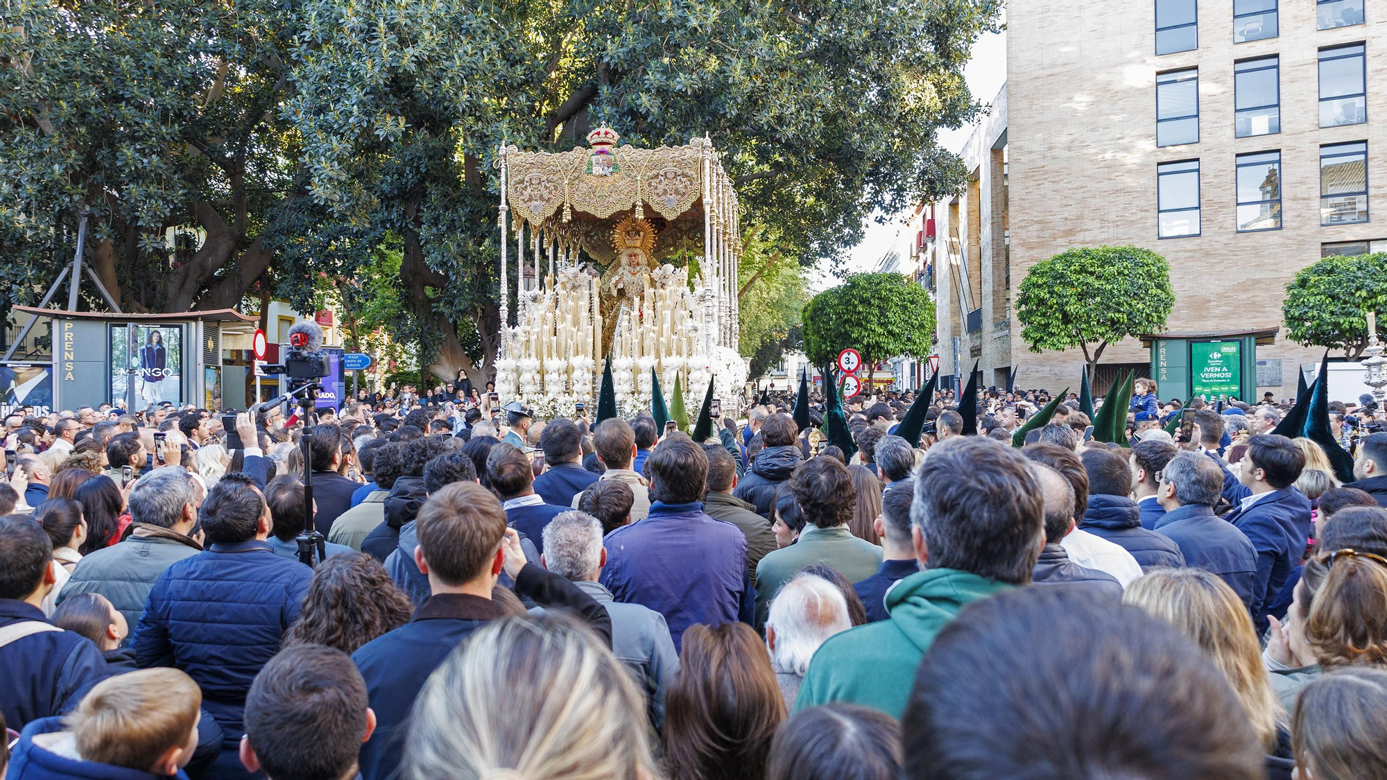Una multitud espera el paso de la Macarena.