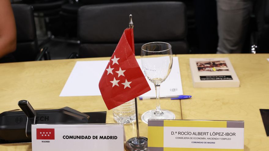 Detalle del asiento vacío de la consejera de Economía, Hacienda y Empleo de la Comunidad de Madrid, Rocío Albert, en el Consejo de Política Fiscal y Financiera que se celebra, este viernes, en Madrid.