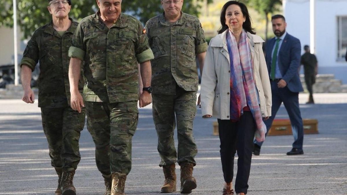 La ministra de Defensa, Margarita Robles, junto al Jefe de Estado Mayor del Ejército de Tierra (JEME), el general Francisco Javier Varela Salas