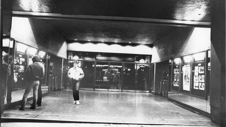 Vestíbulo del Cine Carlton de Bilbao en 1985