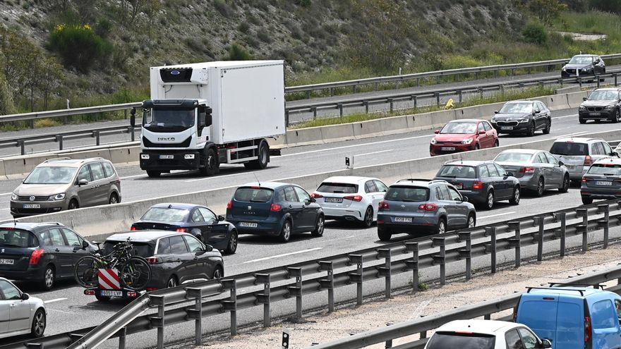 Sigue el tráfico lento en las salidas de Madrid y en vías de Levante y Castilla-La Mancha