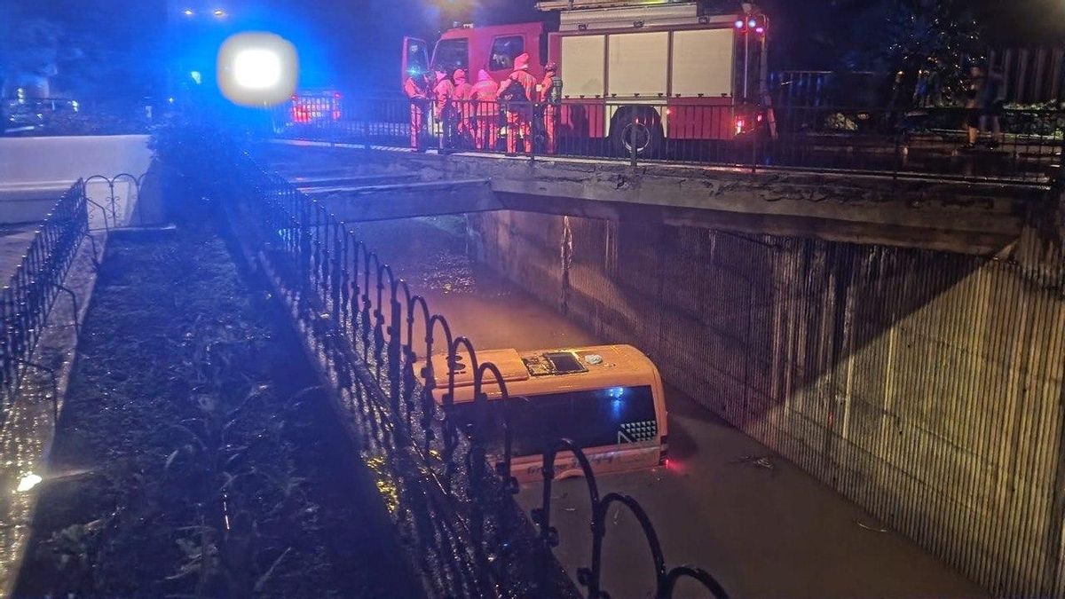 Una guagua con viajeros queda atrapada por la barranquera en Puerto de la Cruz