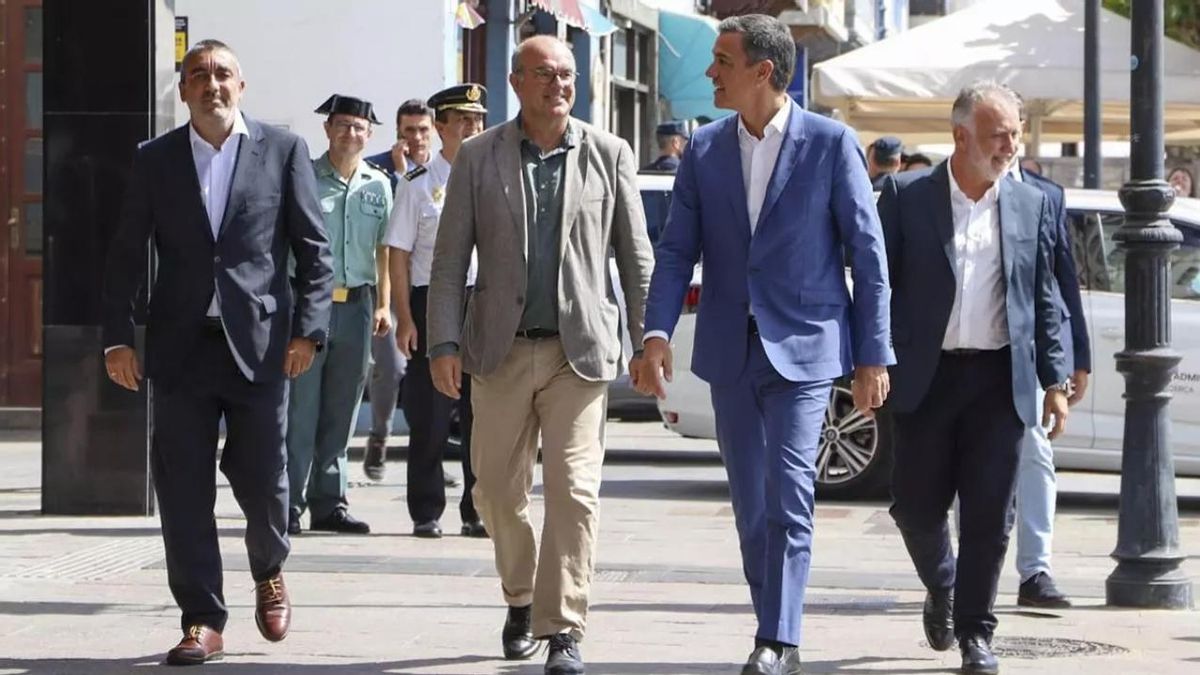 El presidente del Gobierno, Pedro Sánchez (2d), en su llegada a la reunión con el presidente de Canarias, Fernando Clavijo, junto a él, el ministro de Política Territorial y Memoria Democratica, Ángel Víctor Torres (d) y el delegado del Gobierno en Canarias, Anselmo Pestana (2i).