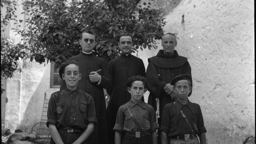 Curas y niños vestidos de falangistas en la posguerra.
