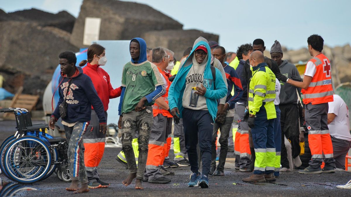 Salvamento Marítimo ha acompañado este domingo hasta el puerto de La Restinga, en El Hierro, a un cayuco procedente de Senegal con 125 personas a bordo, localizado cuando se aproximaba al sur de la isla. EFE/Gelmert Finol