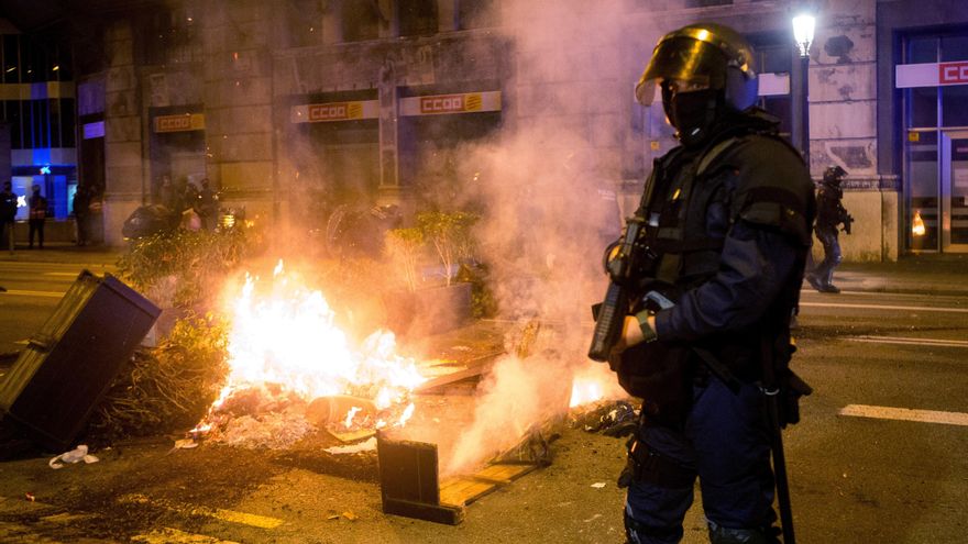 Catorce detenidos y treinta personas heridas en los incidentes de Barcelona