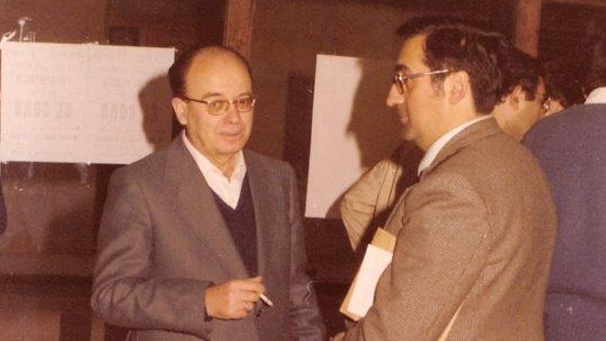 El poeta Vicent Andrés Estellés, en la librería La Costera.