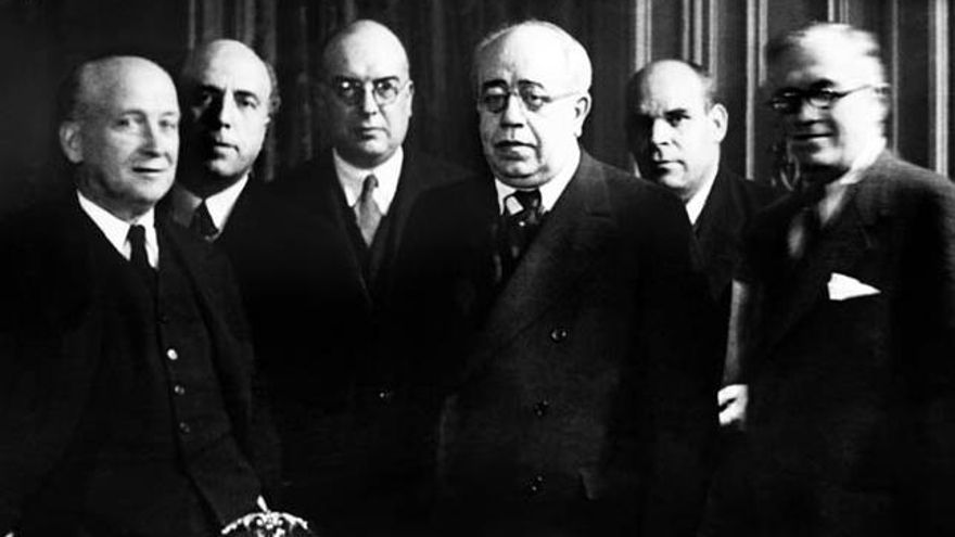 Azaña, en el centro, con el presidente del Consejo de Ministros, Francisco Largo Caballero, a su izquierda, y otras figuras de su Gobierno.