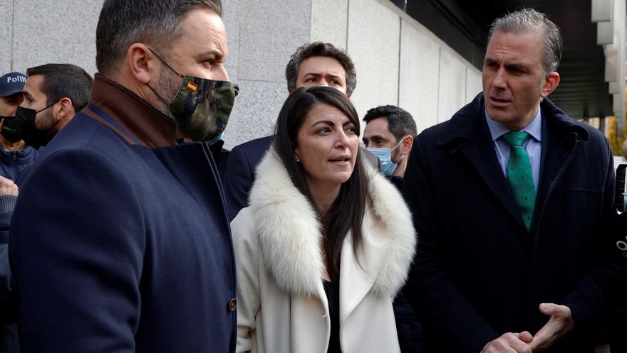 El líder de Vox, Santiago Abascal (i), la portavoz parlamentaria de Vox, Macarena Olona (c), y el secretario general de Vox, Javier Ortega Smith (d), este miércoles en la concentración ante la delegación del Gobierno en Madrid convocada por la plataforma ""No a la España insegura"". EFE/J.J.Guillén