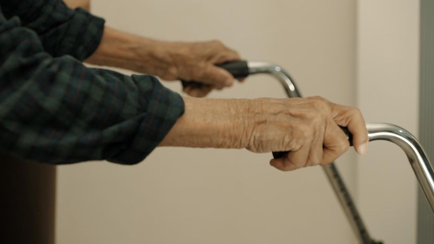 Persona mayor con un andador. (Informe Trópico)