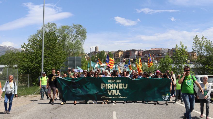 Miles de personas se manifiestan en Puigcerdà (Girona) contra los JJ.OO. de invierno en el Pirineo