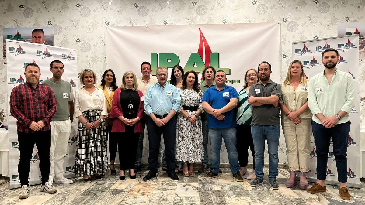 El grupo Independientes por Alburquerque gobierna con mayoría absoluta desde junio de 2023. En el centro con camisa azul celeste el alcalde, Manuel Gutiérrez, que pide ser recibido por la presidenta de la Junta de Extremadura