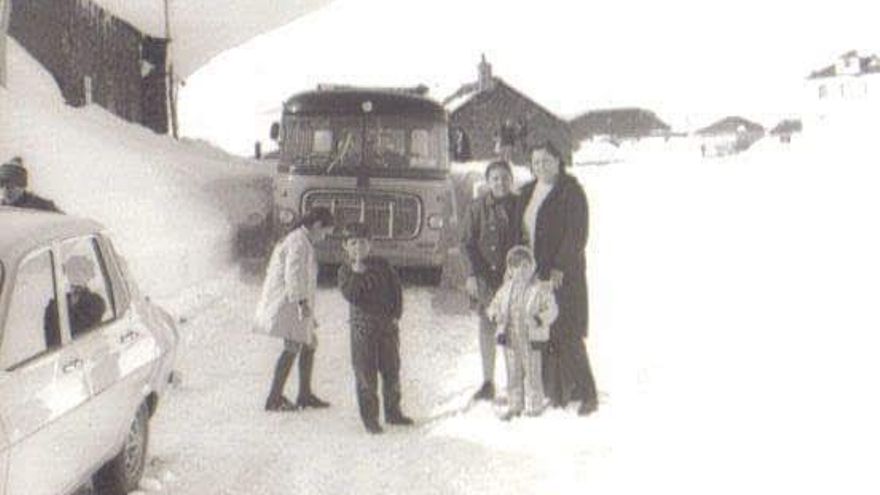 Un autobús en Leitariegos entre los muros de nieve.