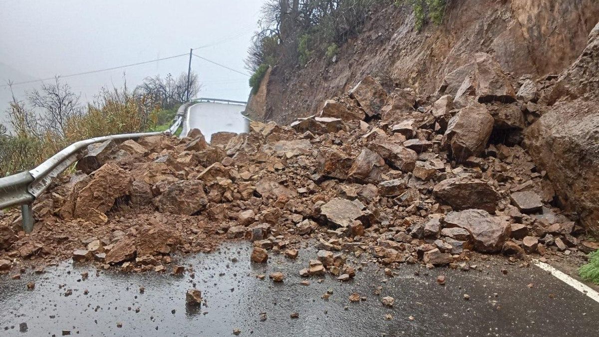 El temporal obliga a cortar una carretera por desprendimientos en Gran Canaria