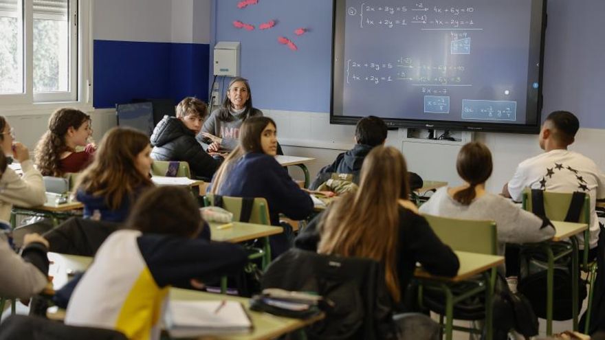 Ayuso se salta los consejos escolares y obliga a ceder los patios de institutos públicos de Madrid a los fieles del Papa