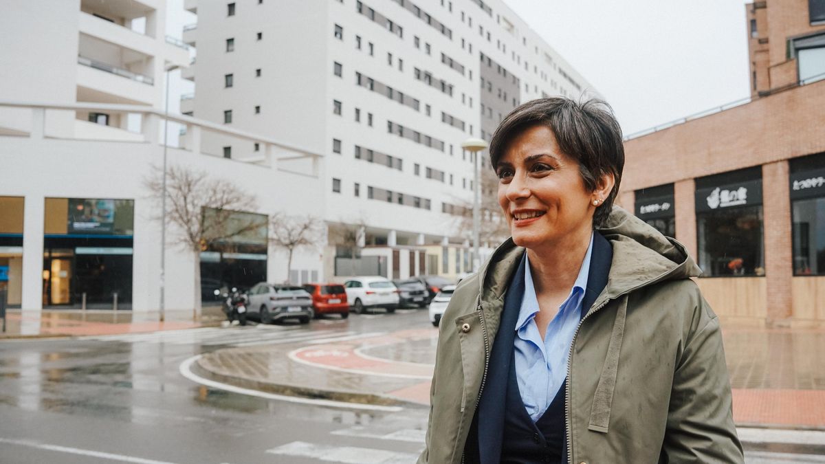 La ministra de Vivienda, Isabel Rodríguez, frente a la promoción de VPP de Alicante, cuyas adjudicaciones están siendo investigadas