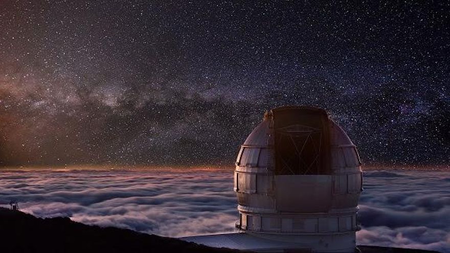 Uno de los telescopios en el Observatorio del Roque de Los Muchachos sobre el 'mar de nubes'.