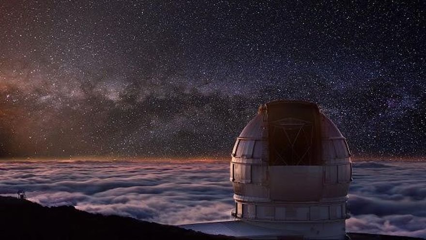 Uno de los telescopios en el Observatorio del Roque de Los Muchachos sobre el 'mar de nubes'
