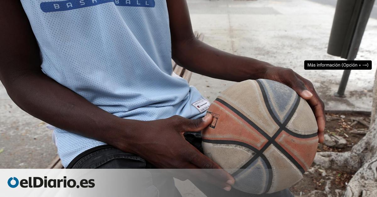 Un grupo de nueve menores migrantes solicitantes de asilo llega este jueves desde Canarias a la Península