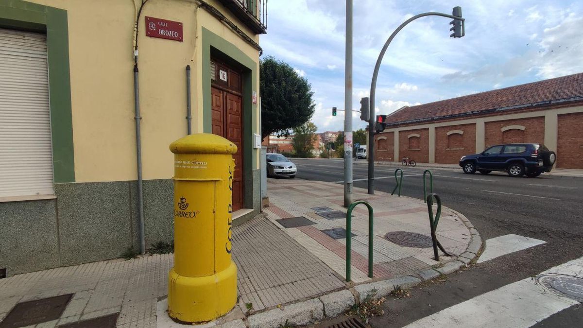 Un buzón de Correos en el barrio de La Vega de León