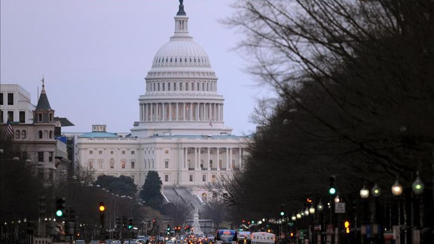 El Senado de EE.UU. aprueba el nombramiento del primer juez negro abiertamente gay
