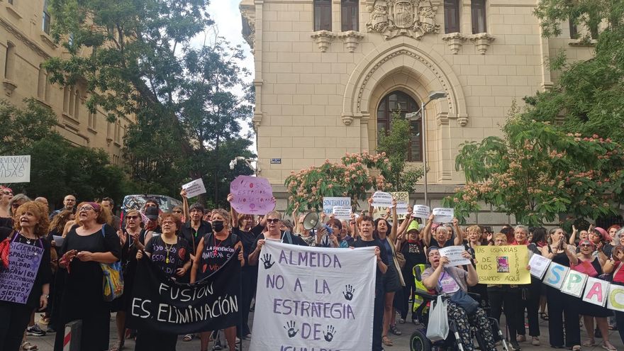 Un centenar de trabajadoras y usuarias protestan en Cibeles contra el "desmantelamiento" de Almeida de los Espacios de Igualdad
