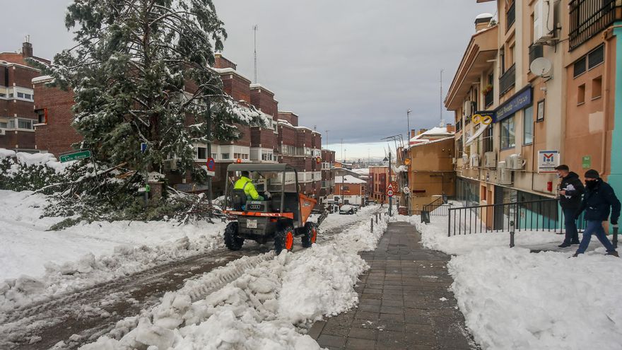 Un tractor despeja el camino en Pozuelo de Alarcón tras el paso de la nevada fruto del temporal 'Filomena', en Pozuelo de Alarcón (Madrid)